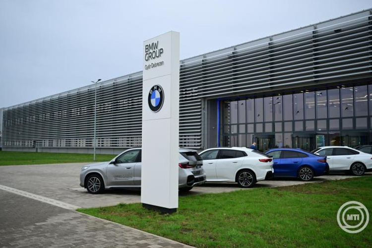 Szijjártó Péter: a BMW debreceni gyárának megnyitása óriási lökést fog adni a magyar autóiparnak