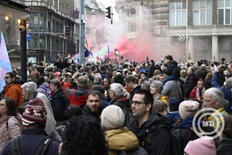 A gyülekezési törvény módosításának visszavonását követelték demonstrálók a Ferenciek terén