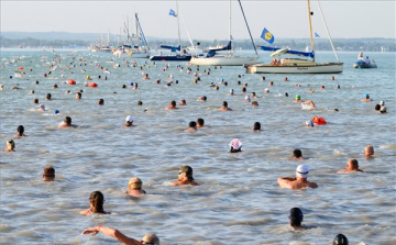 Újraélesztettek egy úszót a Balaton-átúszáson