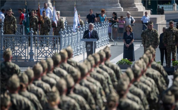 Honvéd altiszteket avattak a Hősök terén