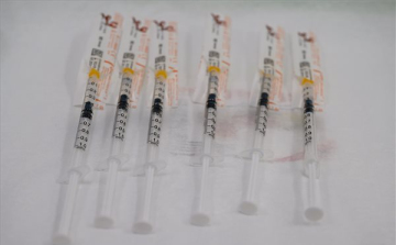 Megérkezett Magyarországra a százezer adagos Szputnyik vakcinaszállítmány