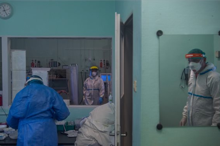 Meghalt öt beteg, 479 új fertőzöttet találtak Magyarországon